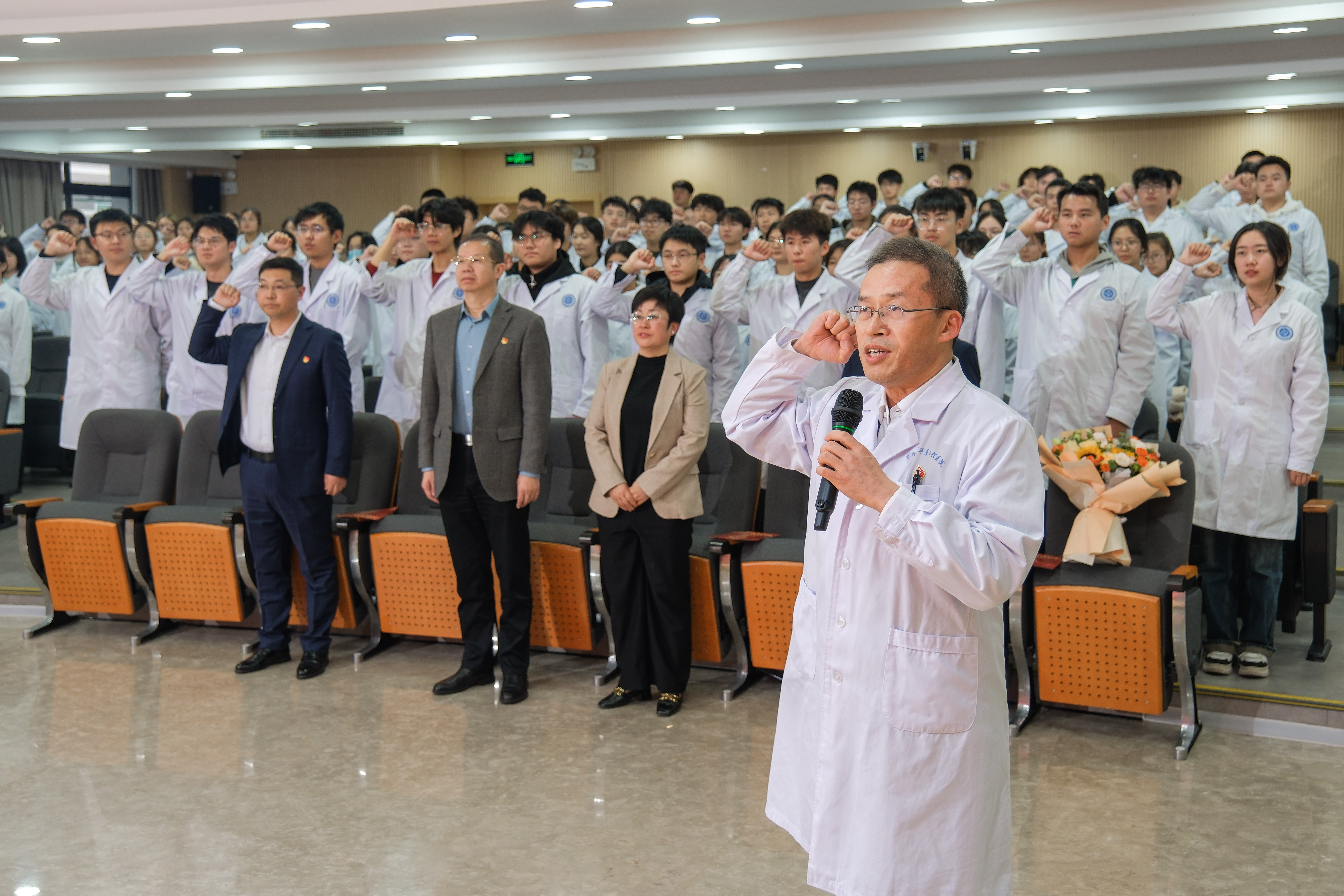 朱鵬院長領誓的.jpg